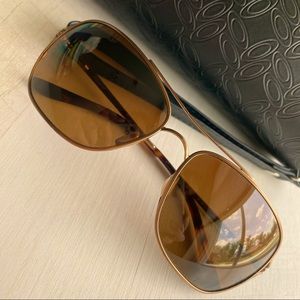 Oakley Woman’s Polarized Rose Gold Conquest